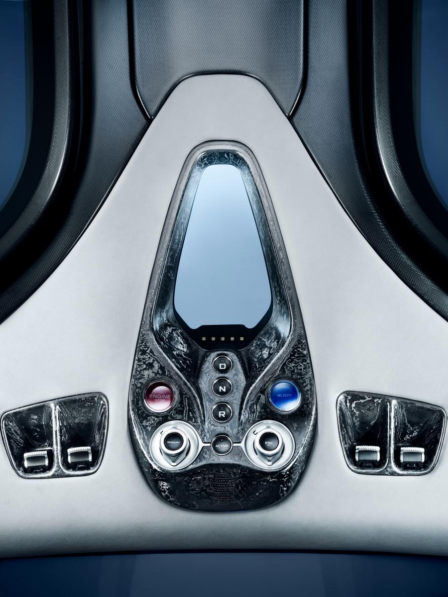 Детали интерьера McLaren Speedtail 2018 года  (фото 13 из 23)